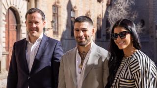 Ilia Topuria y su pareja, Giorgina Uzcategui, con el alcalde de Toledo.