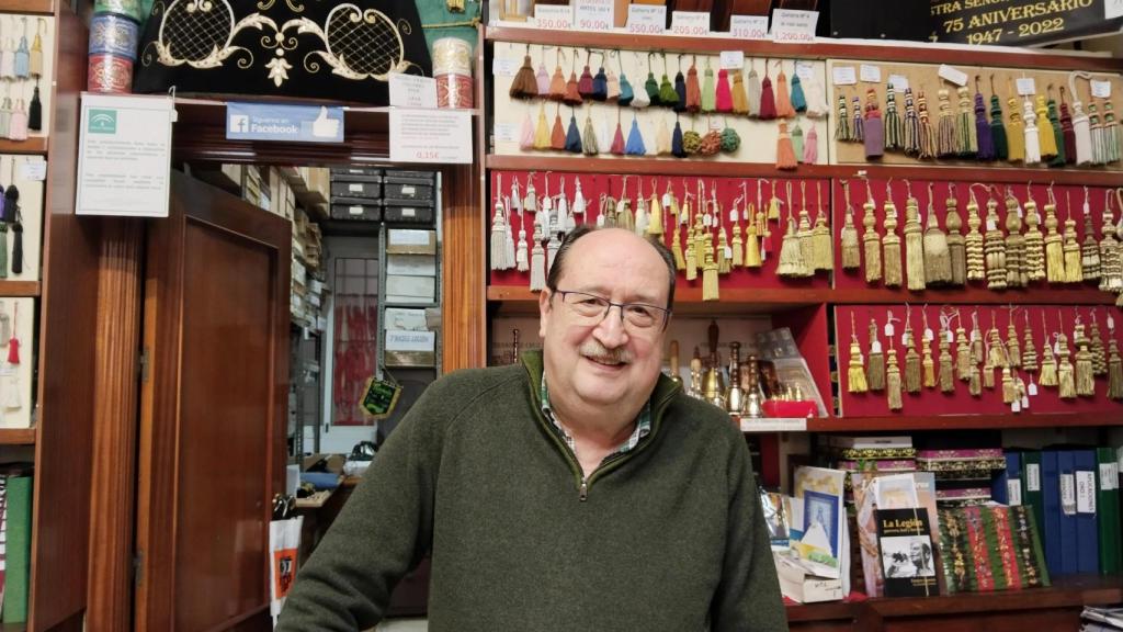 Rafael, comerciante cofrade en Málaga.