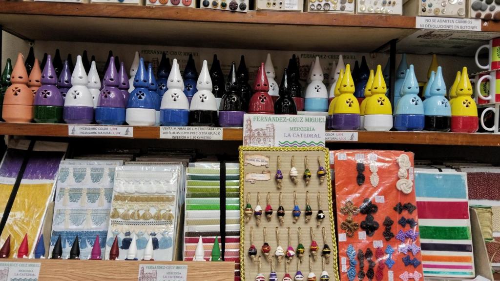 Nazarenos en miniatura de la tienda.