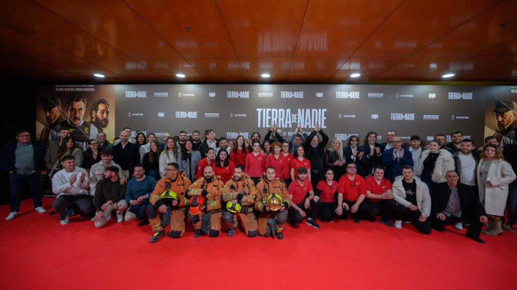 Elenco de la película junto a los trabajadores. Kike Taberner