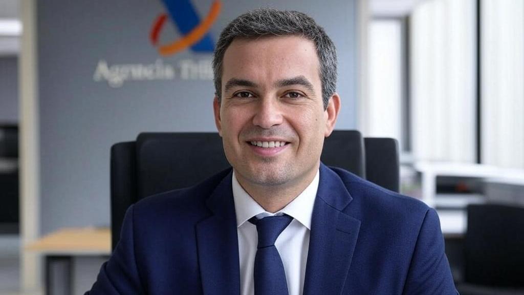 Hombre en las oficinas de Agencia Tributaria.