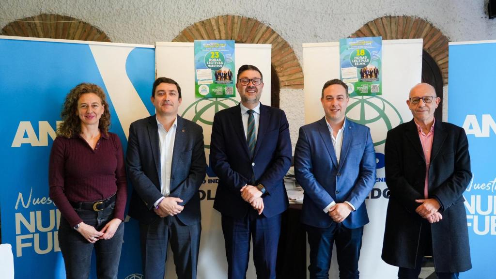 El consejero de Educación, Ciencia y Deporte, Amador Pastor, junto a los responsables de ANPE.