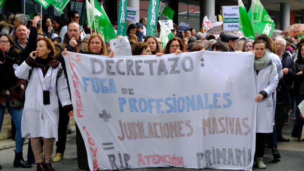 Concentración de sanitarios frente a la consejería de Sanidad este lunes