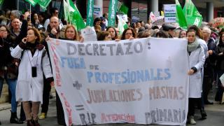 Concentración de sanitarios frente a la consejería de Sanidad este lunes