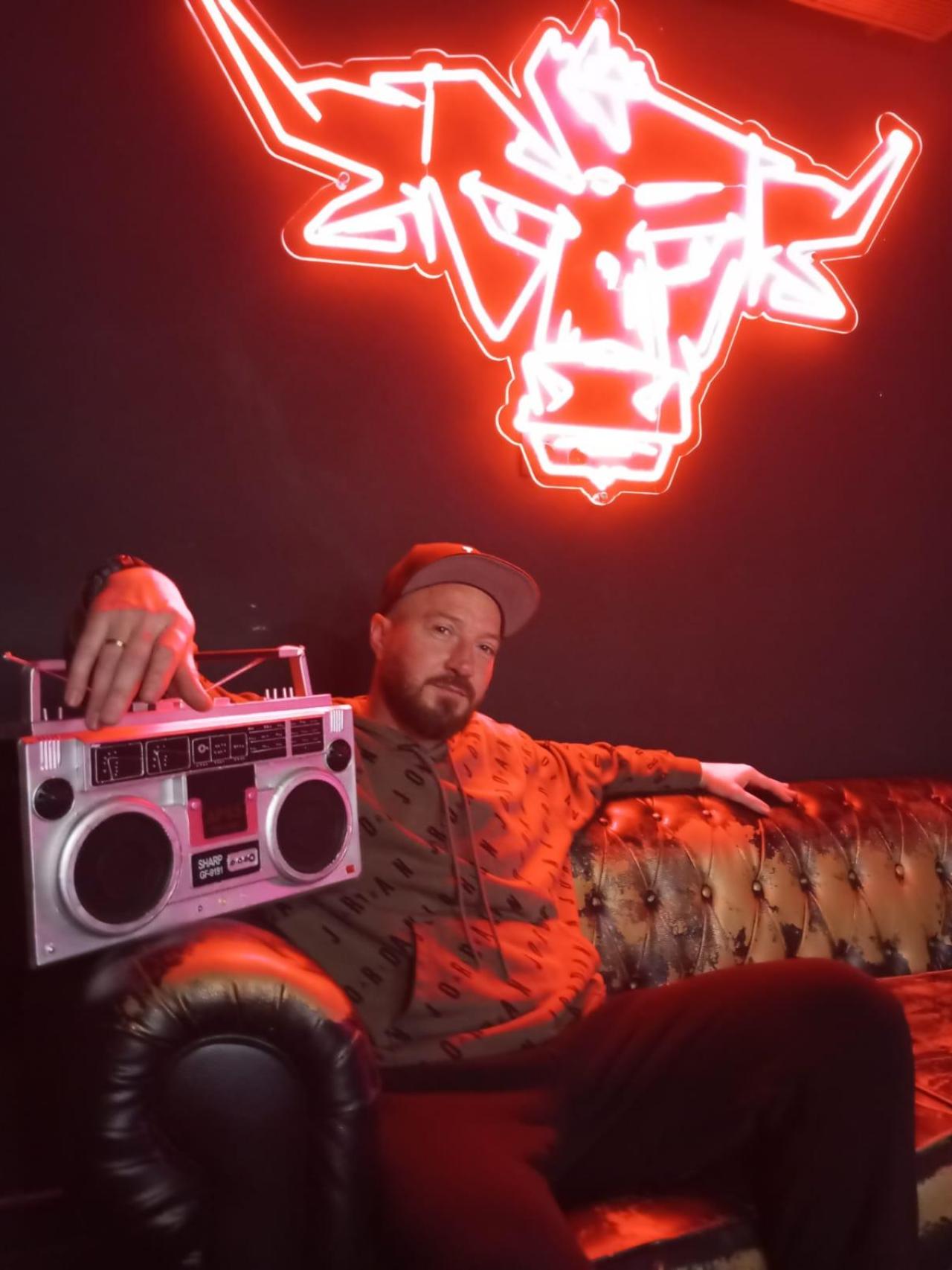 Esteban, en el sofá de Vacania Burger.