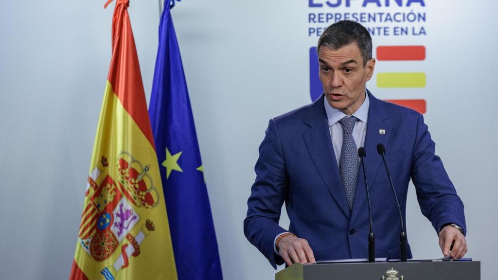 El presidente del Gobierno español, Pedro Sánchez, comparece ante los medios de comunicación durante la cumbre del Consejo Europeo celebrada en Bruselas, Bélgica, el 20 de marzo de 2025.