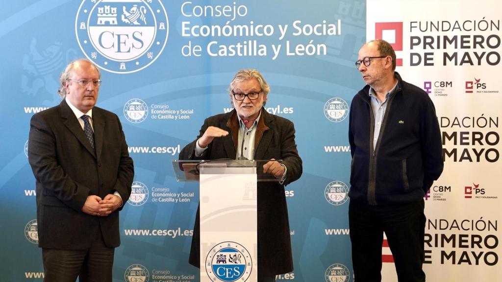 El presidente del CES Castilla y León, Enrique Cabero, el presidente de la Fundación 1º de Mayo, Fernando Lezcano, y el presidente de la Fundación Jesús Pereda de CCOO Castilla y León, Ignacio Fernández, asisten a la celebración del seminario 'Geopolítica del capitalismo actual', este martes