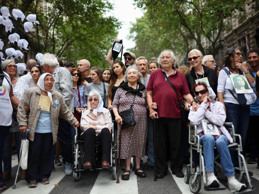 Manifestación en conmemoración del 49º aniversario del golpe militar de 1976, en la Plaza de Mayo de Buenos Aires.