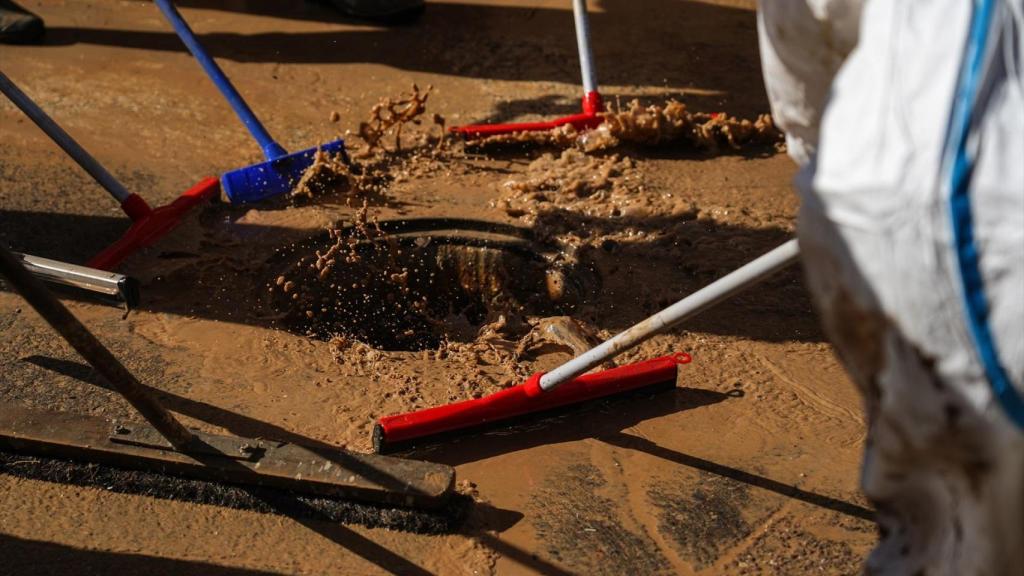 Tareas de limpieza tras la dana de octubre. Eduardo Manzana / Europa Press