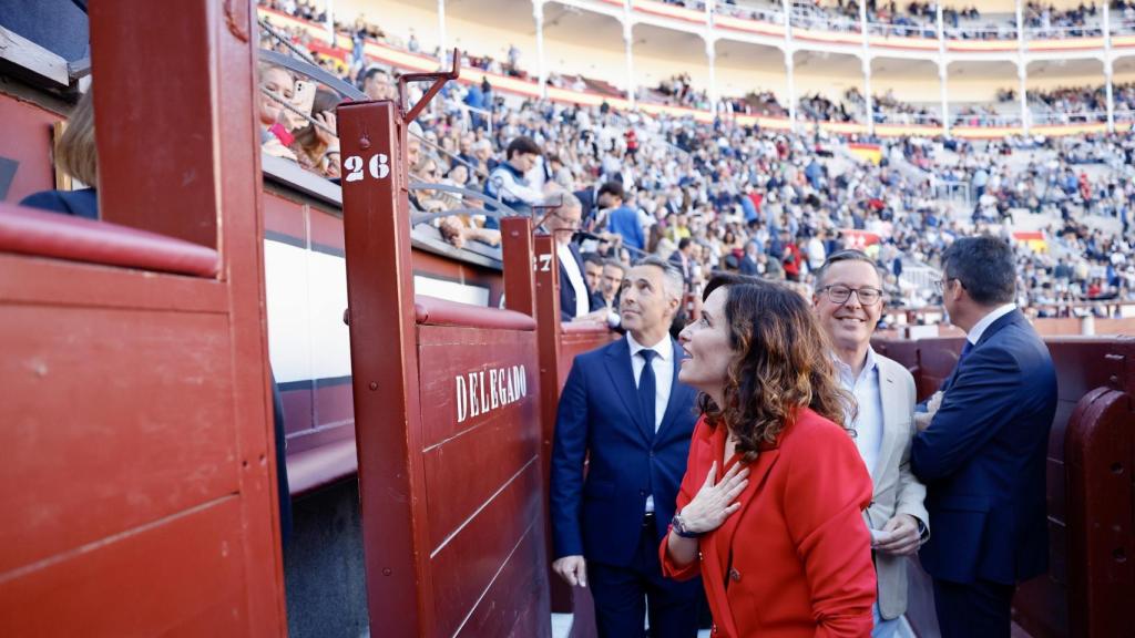 La presidenta madrileña, Isabel Díaz Ayuso, durante la despedida del diestro Enrique Ponce de Las Ventas.