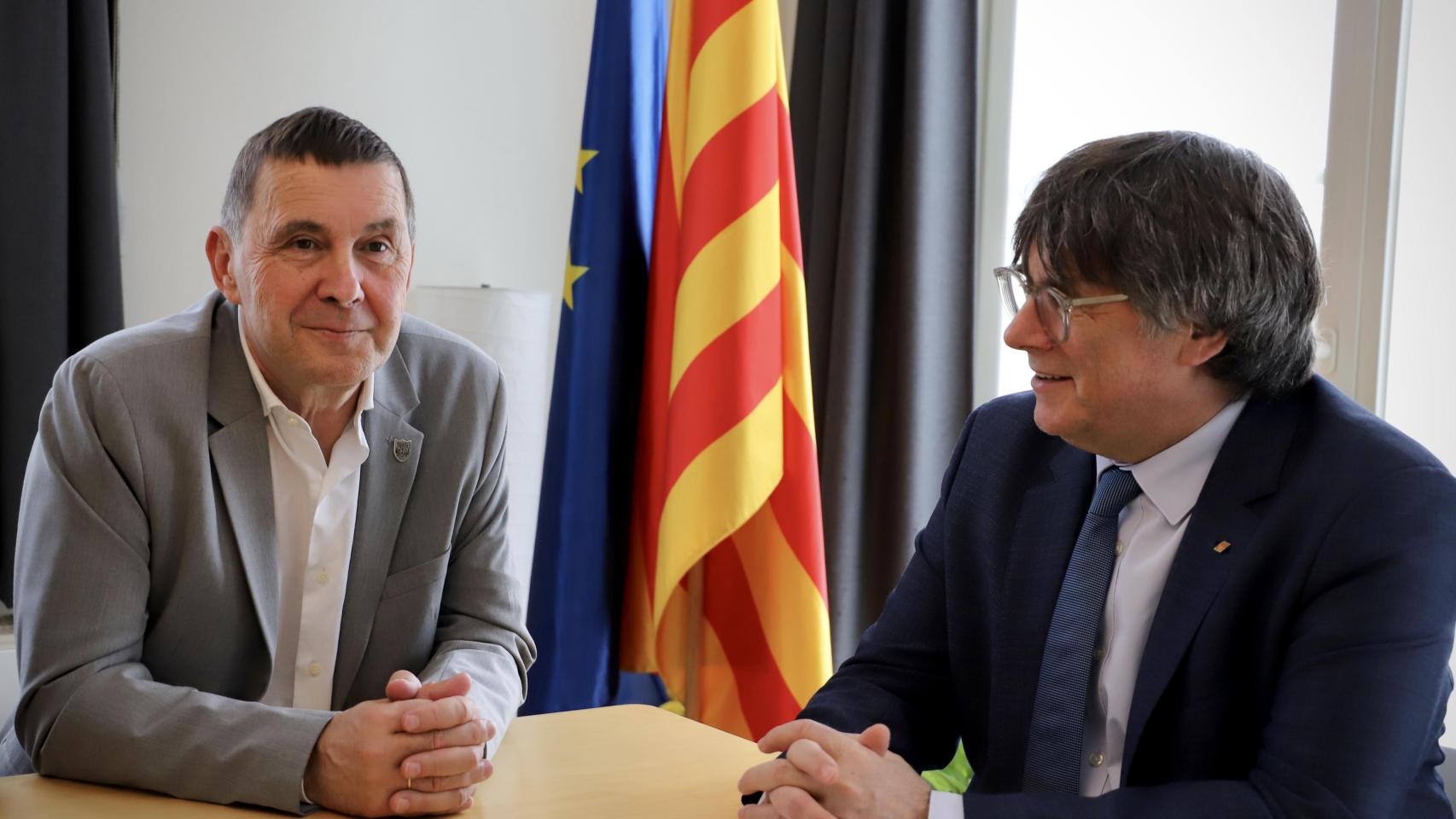 El expresident catalán Carles Puigdemont (d), ha recibido este martes en Waterloo (Bélgica) al líder de EH Bildu, Arnaldo Otegi.