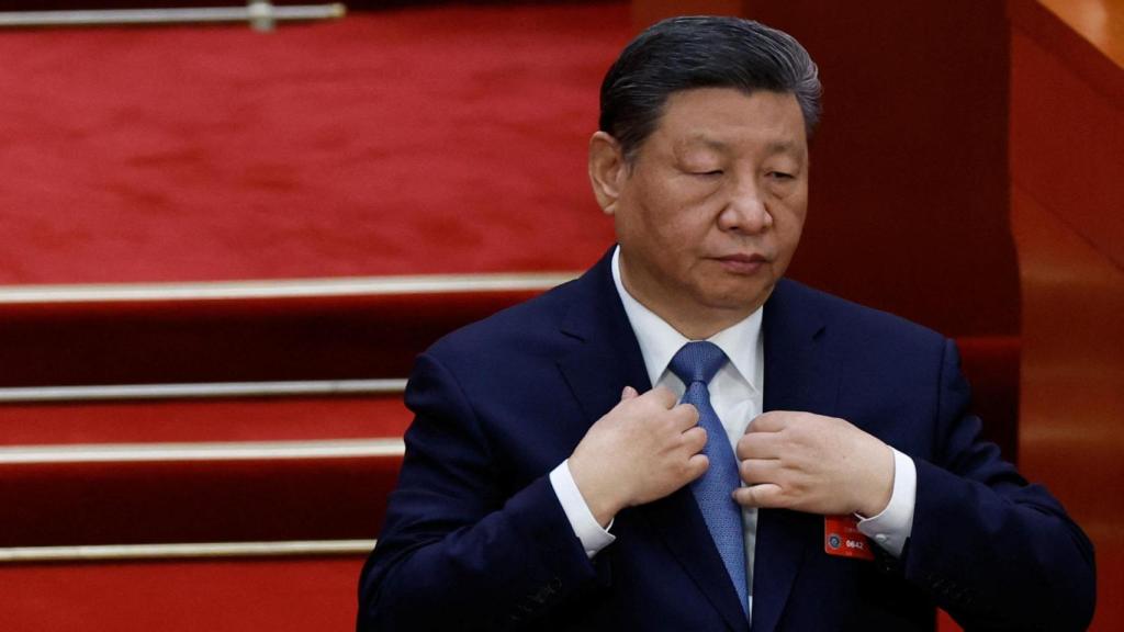 El presidente chino Xi Jinping asiste a la segunda sesión plenaria de la Asamblea Popular Nacional (APN), en el Gran Salón del Pueblo de Pekín, China, el 8 de marzo de 2025.