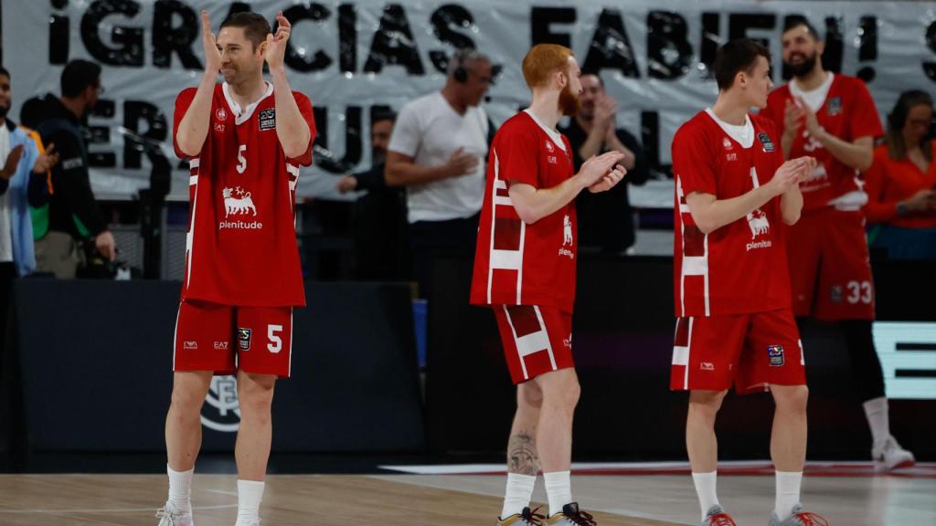 Causeur, a la izquierda de la imagen, recibe los aplausos de la afición madridista.