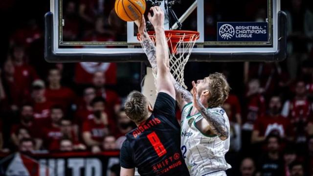 Un enorme tapón de Balcerowski a Gudaitis durante el partido.