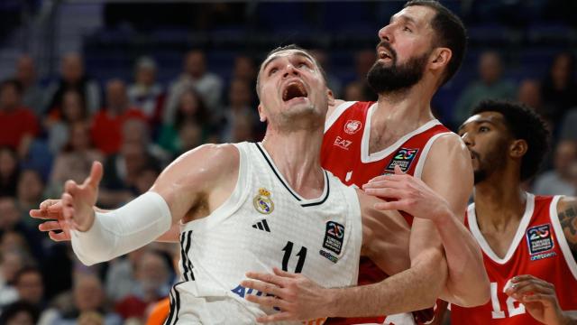 Mario Hezonja, presionado por Nikola Mirotic.