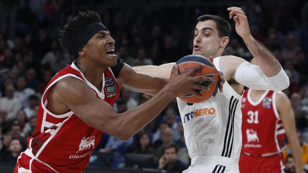 Abalde, en plena pelea por el balón.