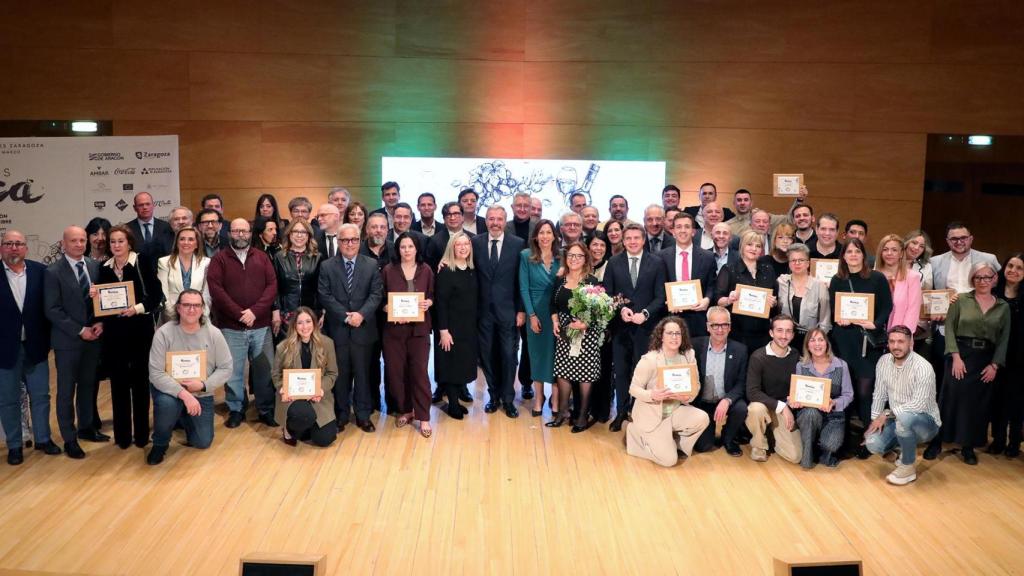 Foto de familia con premiados, autoridades y patrocinadores tras la gala de Premios Horeca 2025.