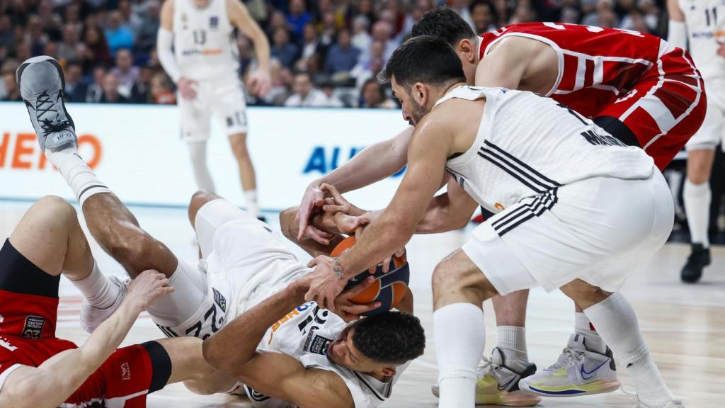 Tavares pelea en el suelo por un balón.