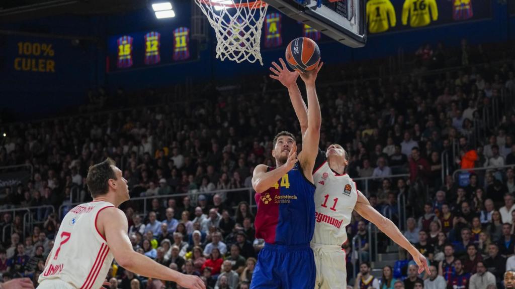 Joel Parra y Lucic, por los aires.