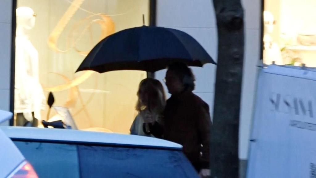 Carmen Lomana y Jesús Arroyo, en la puerta de la tienda Fendi de Madrid.