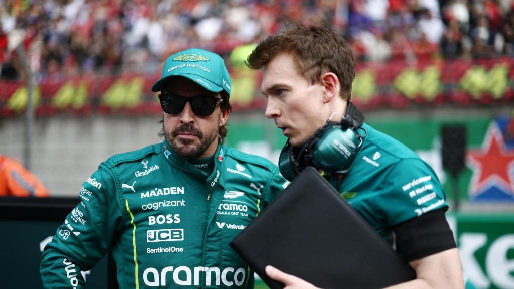 Fernando Alonso, junto a un miembro del equipo de Aston Martin en la parrilla del GP de China