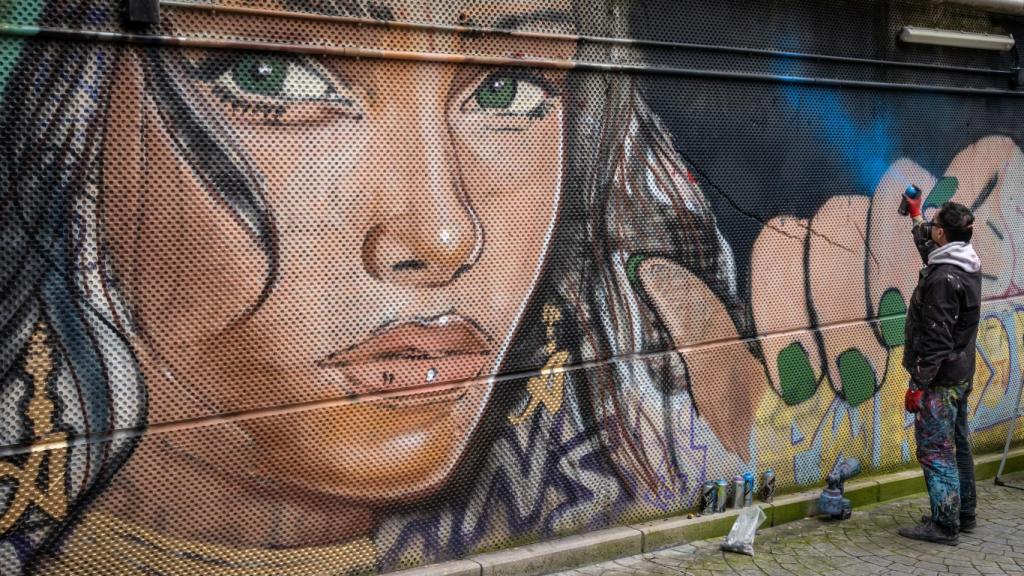 El proceso de la obra 'Mirada Andaluza en el corazón de Madrid' de Sfhir en Lavapiés.