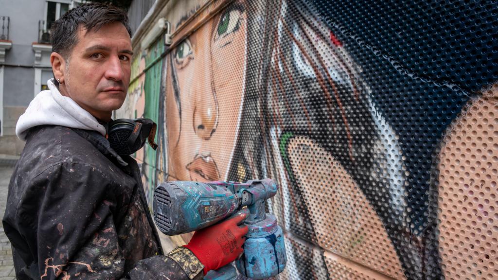 El muralista Sfhir pintando la obra que se podrá ver en Lavapiés.