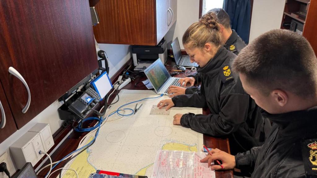 Leonor practica sus conocimientos en el barco.