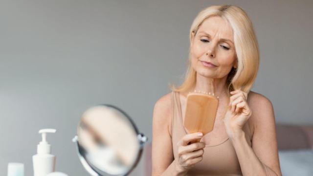 El pelo puede debilitarse durante la menopausia.