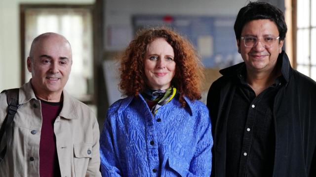 Los escritores Antón Riveiro, Maggie O'Farrell y Alejandro Zambra, este martes en Santiago.