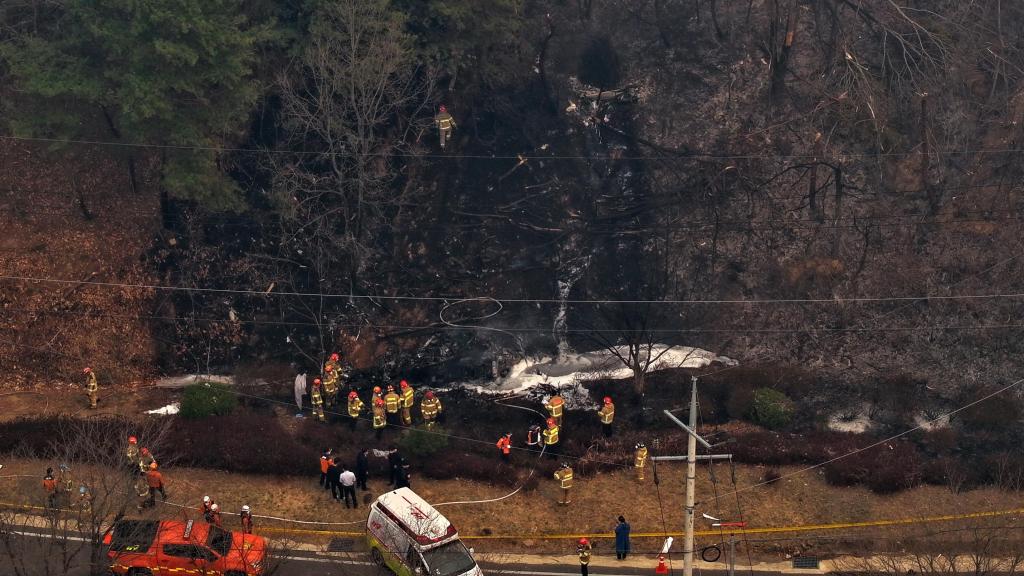 Equipos de emergencia en el lugar donde se estrelló el helicóptero.