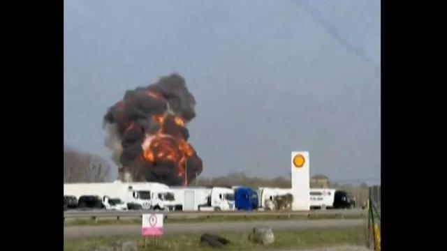 Momento en el que uno de los aviones militares se estrella contra el suelo.
