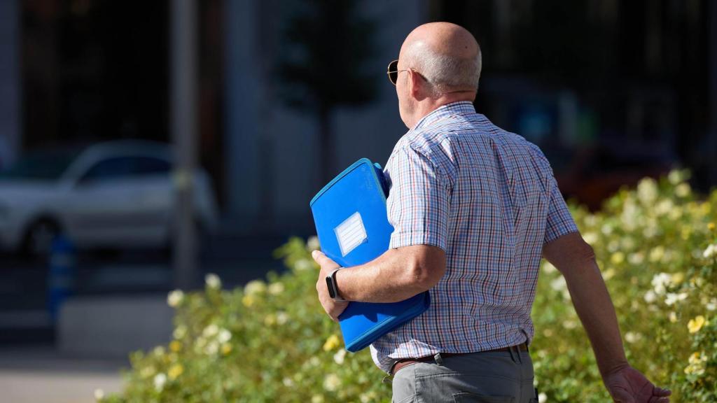 Un señor mayor camina por una calle de Madrid.