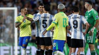 Raphinha, en una de las tanganas del Argentina-Brasil.