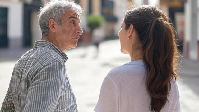 Dos personas conversando en Sevilla.