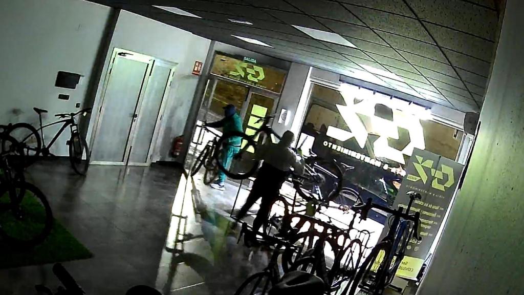 Imagen de uno de los robos captado por una cámara de seguridad.