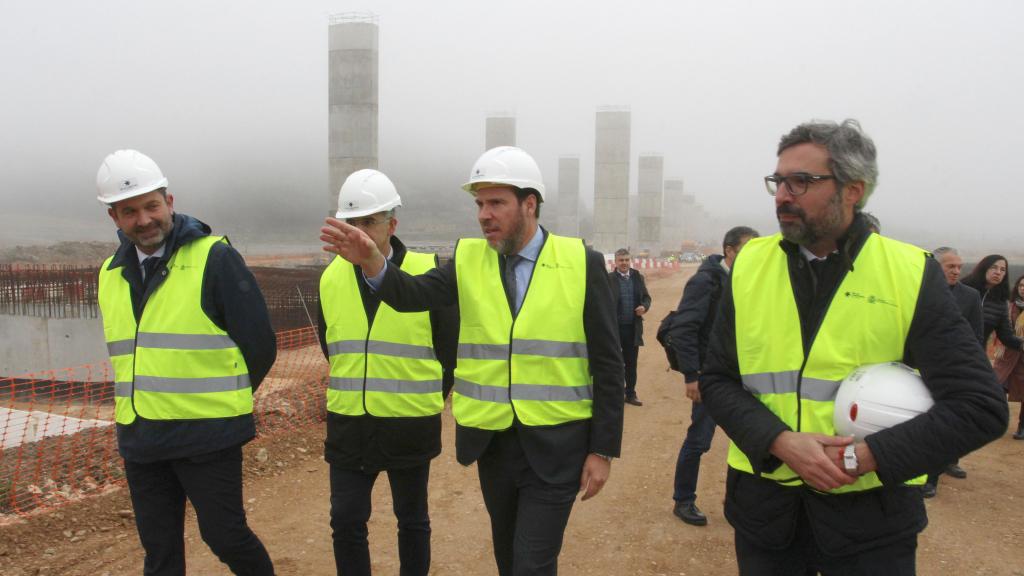 El ministro de Transportes y Movilidad Sostenible, Óscar Puente, supervisa el desarrollo de las obras de la autovía A-11 que se ejecutan en el tramo Quintanilla-Olivares, en la provincia de Valladolid, en diciembre de 2023