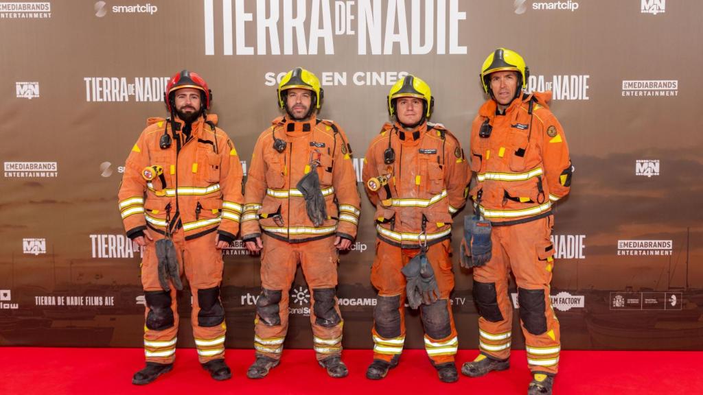 Los bomberos que ayudaron en la dana durante la presentación de la película.