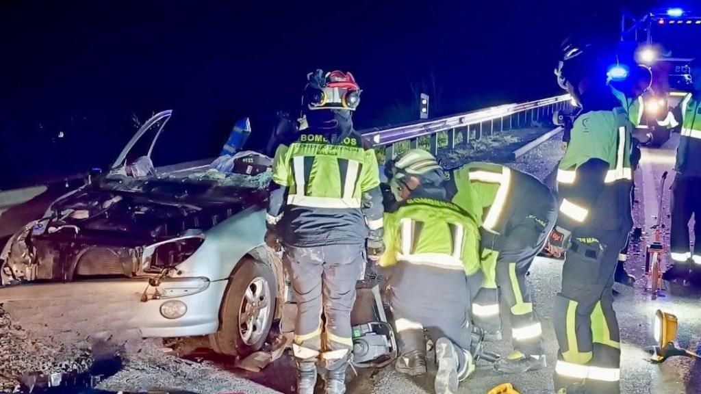 Intervención de bomberos en el accidente mortal ocurrido en la noche del pasado martes en Cártama.