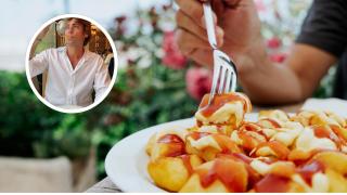 Un plato de patatas bravas junto a la imagen de Pablo Lázaro