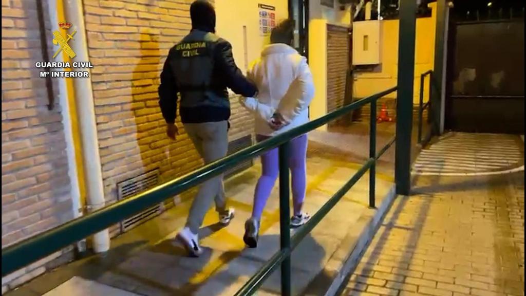 Una de las detenidas en la operación.