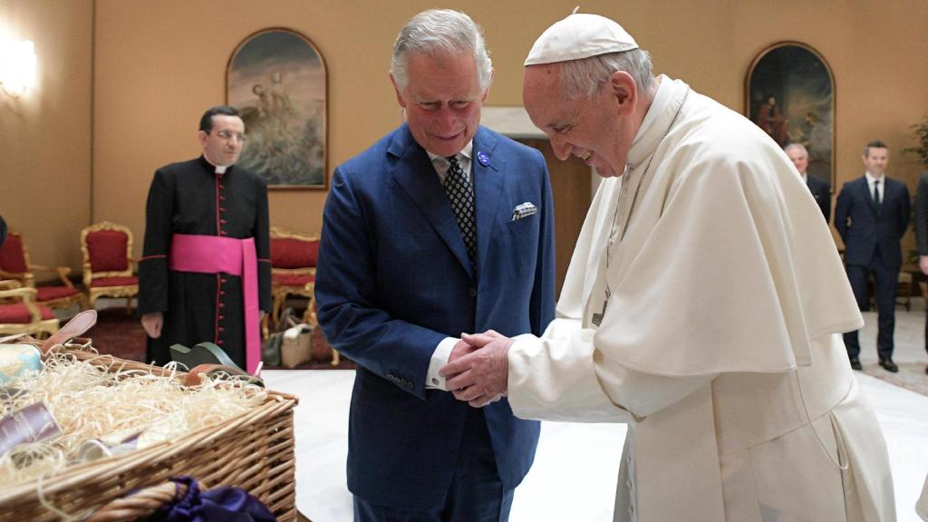 El rey Carlos III y el Papa Francisco.