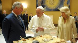 El rey Carlos III  junto al Papa Francisco y la reina Camila.