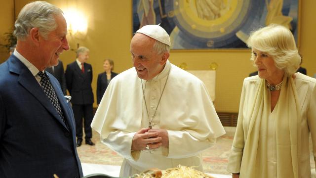 El rey Carlos III  junto al Papa Francisco y la reina Camila.