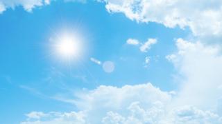 Sol brillante y nubes claras