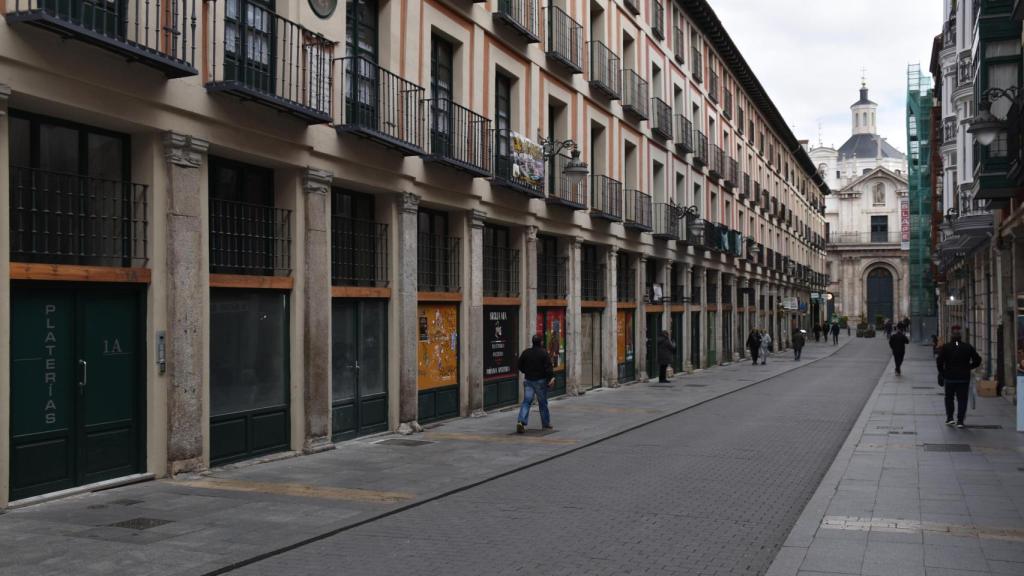 Platerías, una calle histórica de Valladolid con la iglesia de la Vera Cruz al fondo