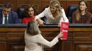 Yolanda Díaz felicita a la portavoz de Sumar, Verónica Martínez, tras su intervención en el Congreso.