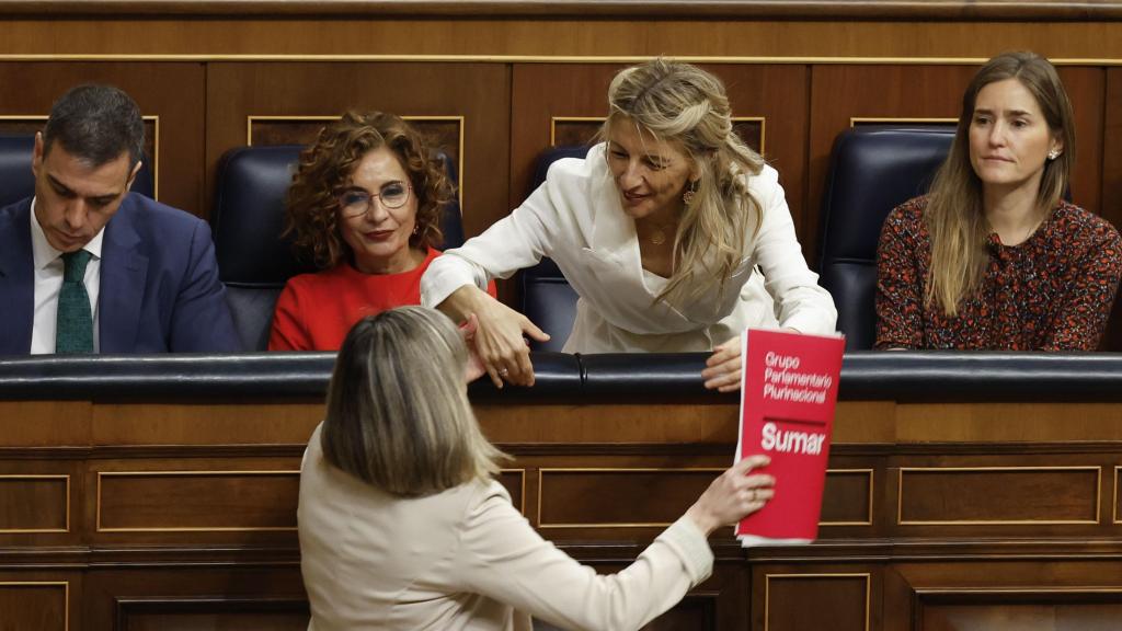 Yolanda Díaz felicita a la portavoz de Sumar, Verónica Martínez, tras su intervención en el Congreso.