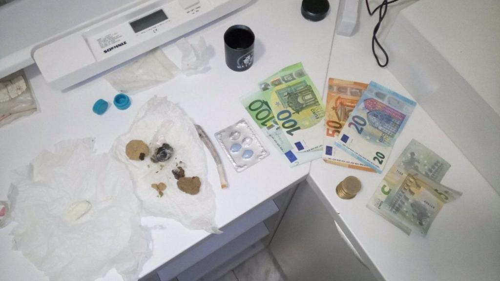 Estupefacientes y dinero en metálico encontrado en el registro del vehículo.