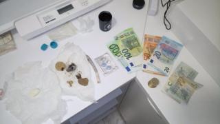 Estupefacientes y dinero en metálico encontrado en el registro del vehículo.